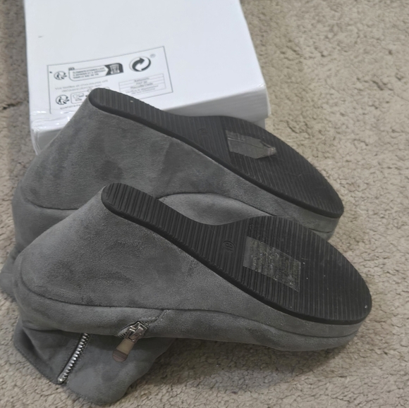 Women Shoes - Picture 4 of 5